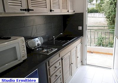  Fréjus, Saint Aygulf 83370, studio 2 couchages, proche plage la Galiote et port de plaisance, parking privatif dans jardin, au calme 