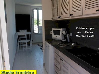  Fréjus, Saint Aygulf 83370, studio 2 couchages, proche plage la Galiote et port de plaisance, parking privatif dans jardin, au calme 