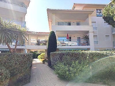 Saint Aygulf 83, 1 chambre, residence Clos Saint-Saens, centre ville, garage privé, climatisation, internet, proche plage Galiote, les Louvans